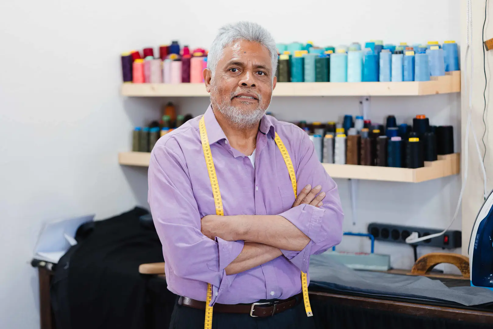 Propietario de Sastrería Hocalis trabajando en su taller