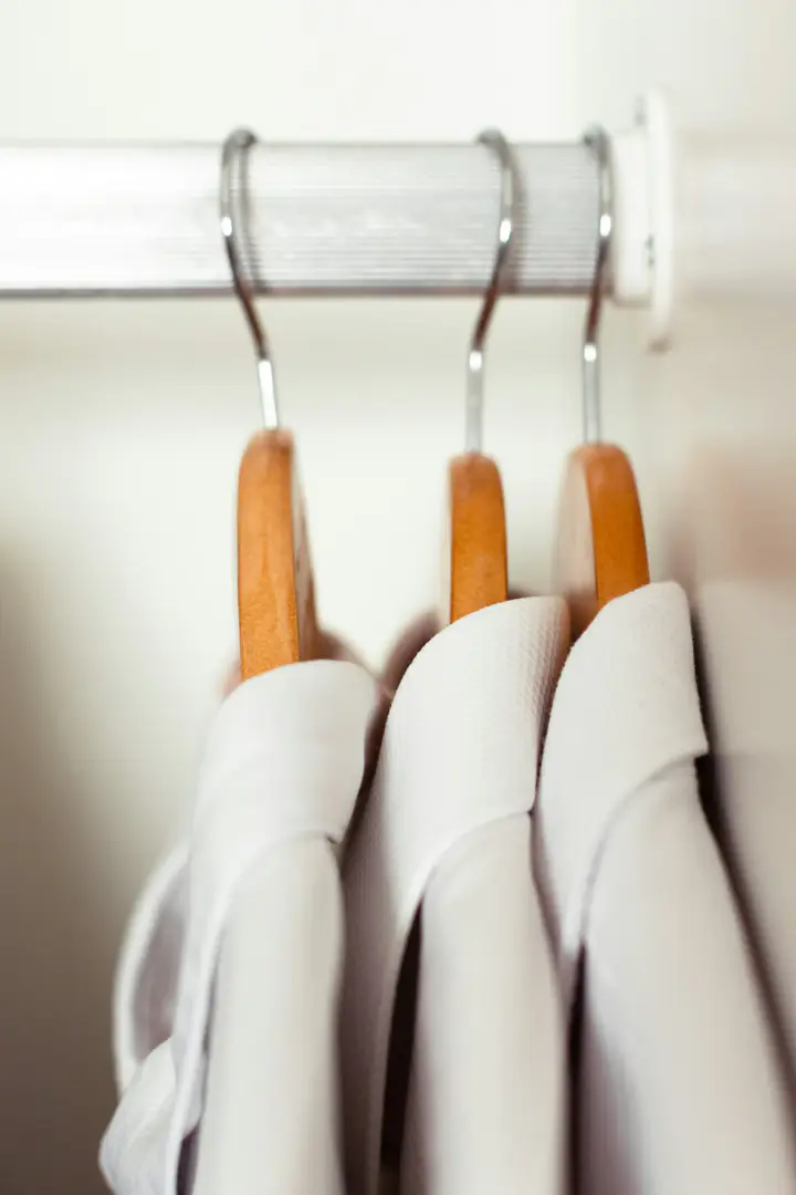 Prendas colgadas en una tintorería lista para entrega