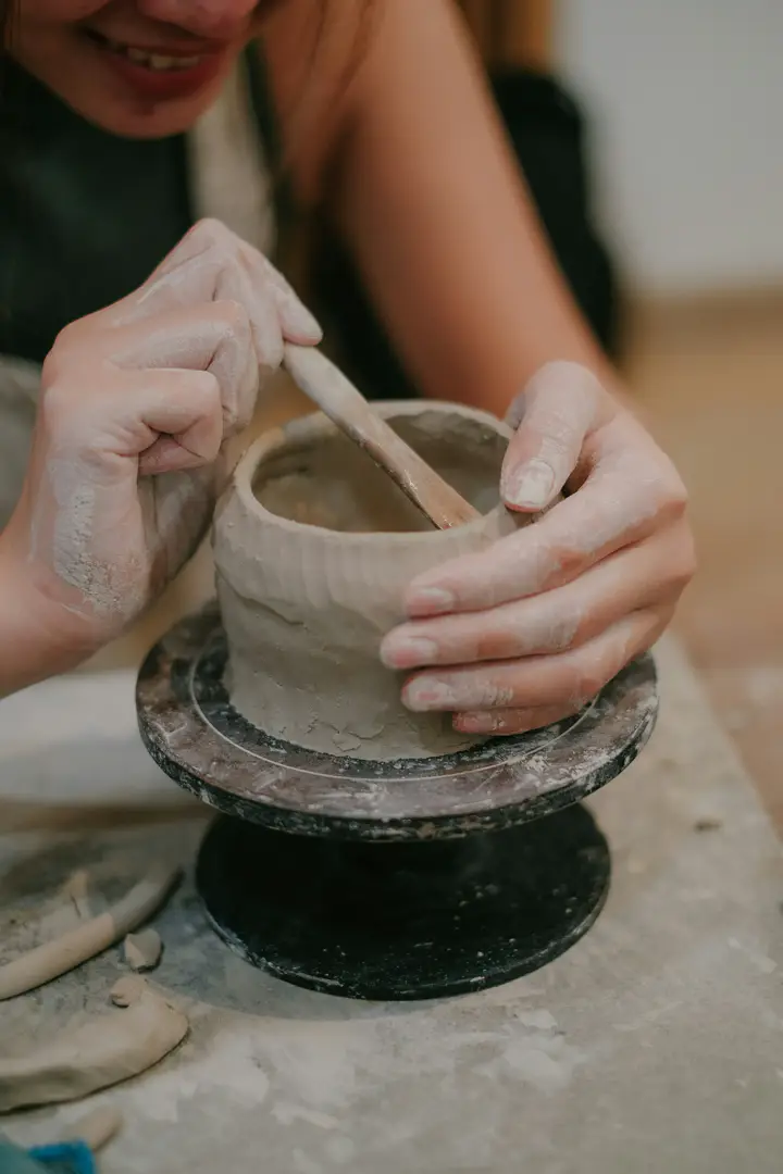 Artesano elaborando una pieza hecha a mano por encargo
