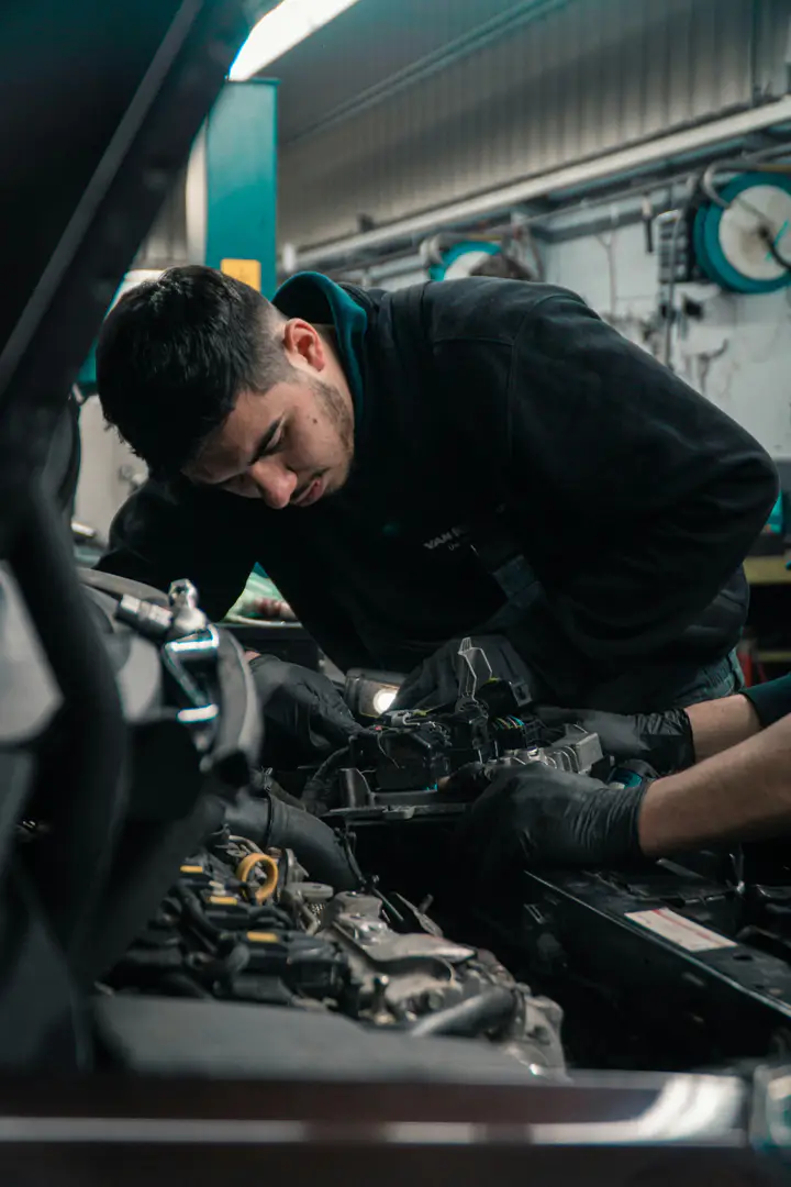 Mecánico trabajando en el motor de un auto