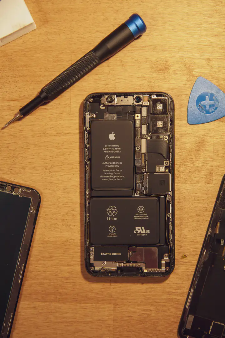 Técnico reparando la pantalla de un celular